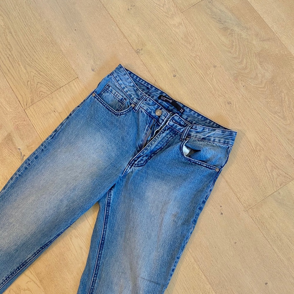 Men’s medium wash jeans